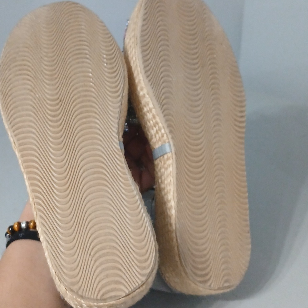 Embellished Floral Sandals ,size 41, fits size 10, made In Colombia, pre-owned - Picture 6 of 7